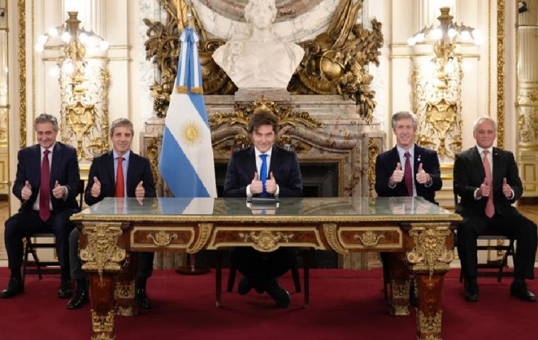 “Si quieren volver atrás, tendrán que sacarme con los pies para delante”, subrayó Milei