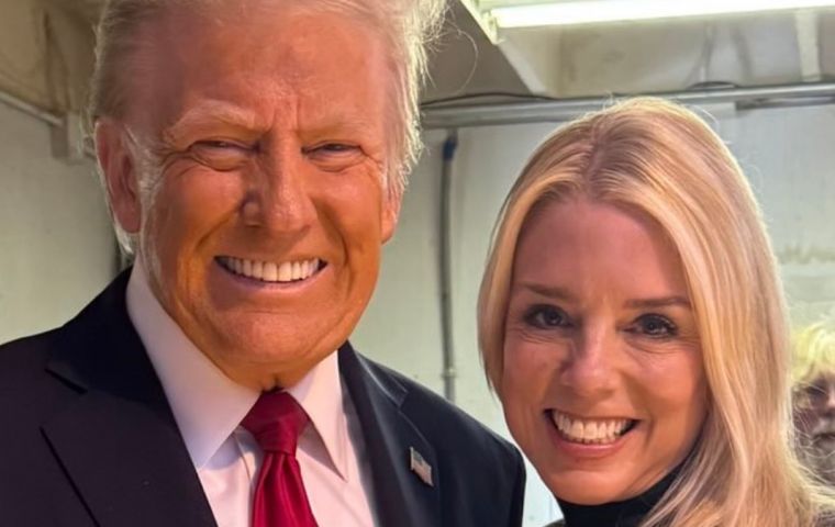 Trump firmó la orden ejecutiva que designó a Bondi al frente de la Policía de Washington, DC