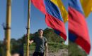 Daniel Quintero, exalcalde de Medellín y aliado del presidente Petro, difundió un video izando la bandera colombiana en territorio reclamado por Perú