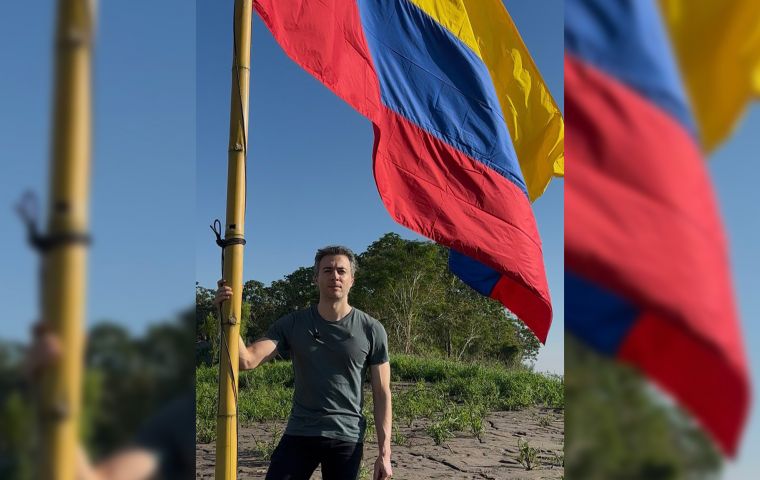 Daniel Quintero, exalcalde de Medellín y aliado del presidente Petro, difundió un video izando la bandera colombiana en territorio reclamado por Perú