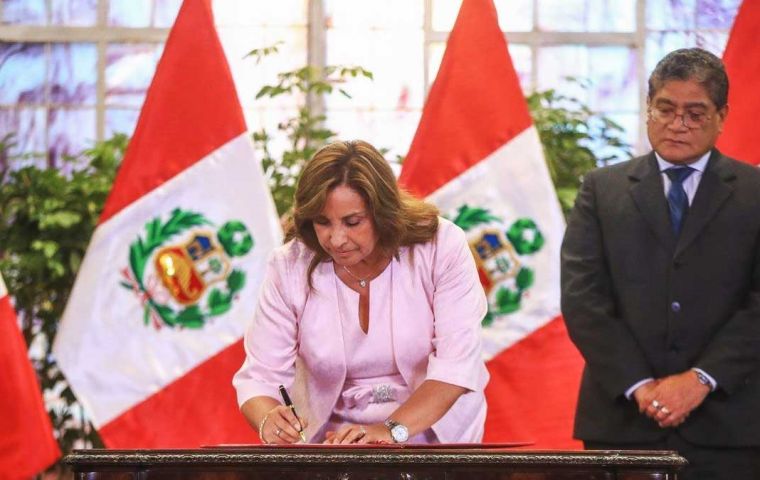 Boluarte argumenta que la medida reconoce la lucha del Estado contra el terrorismo