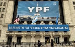 La suspensión se limita únicamente a la orden de entrega del 30 de junio de la jueza Loretta Preska