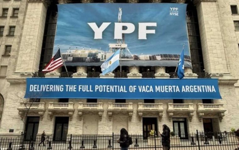 La suspensión se limita únicamente a la orden de entrega del 30 de junio de la jueza Loretta Preska