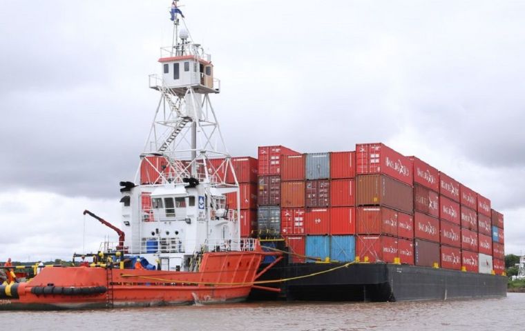 Existe una larga rivalidad entre los puertos uruguayos y argentinos por el manejo de la carga paraguaya
