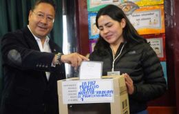 Arce fue abucheado al acudir al centro de votación
