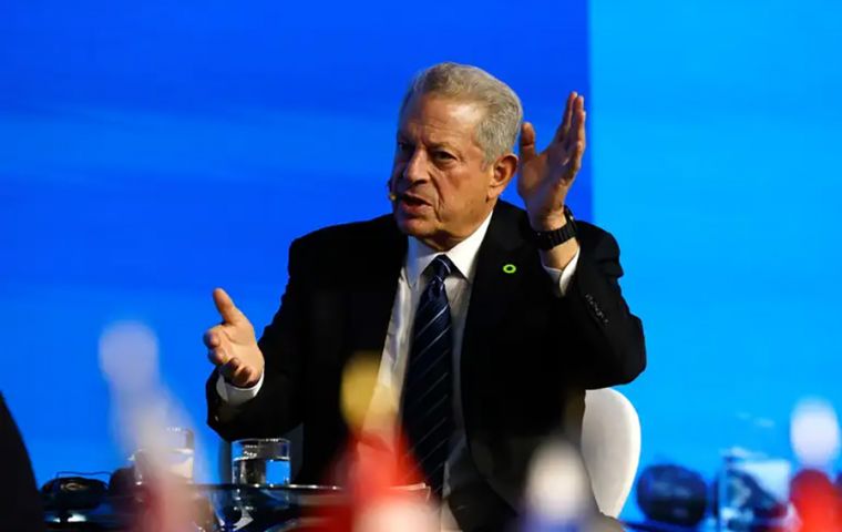 “Es una locura permitir que los contaminadores redacten las normas”, argumentó Gore