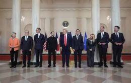 Esta vez, Zelensky al menos llevaba traje oscuro, aunque sin corbata