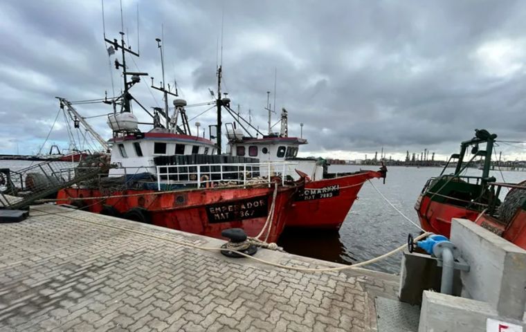 La disputa comenzó por la exigencia sindical de contratar un marinero adicional en barcos costeros, medida rechazada por las empresas por el aumento de costos