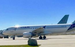 Una aeronave del vuelo semanal de LATAM desde Punata Arenas  estacionada en el aeropuerto de MPA en Falklands, 