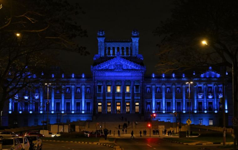 Cosse explicó que la iluminación es permanente, programable y adaptable a distintos eventos nacionales e internacionales