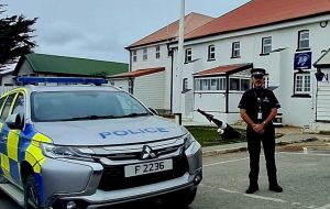 La policía de Falklands con uniforme similar al del Reino Unido y mismo colores de patrulleros