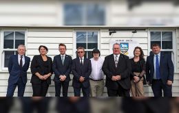 Los ocho miembros integrantes de la Asamblea Legislativa electa de Falklands 
