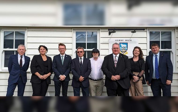 Los ocho miembros integrantes de la Asamblea Legislativa electa de Falklands 