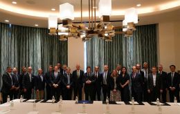 Javier Milei junto a los empresarios, banqueros e inversionistas que escucharon su presentación en Los Ángeles