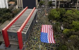 Los manifestantes también ondearon banderas estadounidenses, agradeciendo a Trump por apoyar a Bolsonaro
