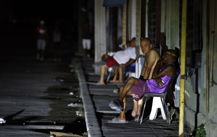 El déficit de producción eléctrica de Cuba provoca repetidos apagones