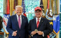 Leite lució una gorra “MAGA” durante la ceremonia