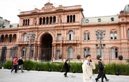 La economía argentina se tranquilizó el martes tras un lunes agitado luego de las elecciones en Buenos Aires