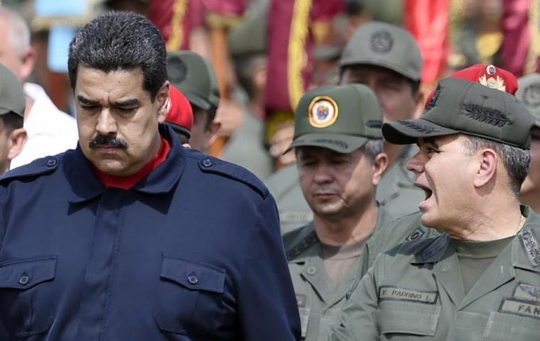 Con ocho buques de guerra y un submarino nuclear estadounidenses desplegados en la región, Caracas considera que Washington busca forzar un cambio de régimen