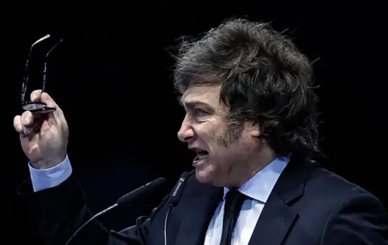 Por primera vez, el índice de aprobación de Milei cayó por debajo del 40%, admitió el Financial Times