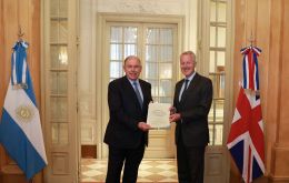 Cairns ingresó al Foreign Office en 1993 y ha ocupado distintos cargos en Londres, Ginebra y Tokio