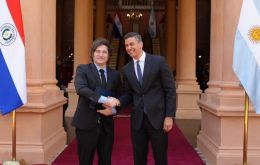 El presidente argentino fue tildado de ”títere del Fondo Monetario Internacional (FMI)” por los manifestantes que se oponían a su presencia