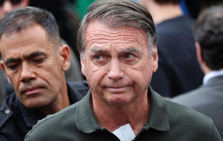 Bolsonaro pasó la noche en un hospital de Brasilia