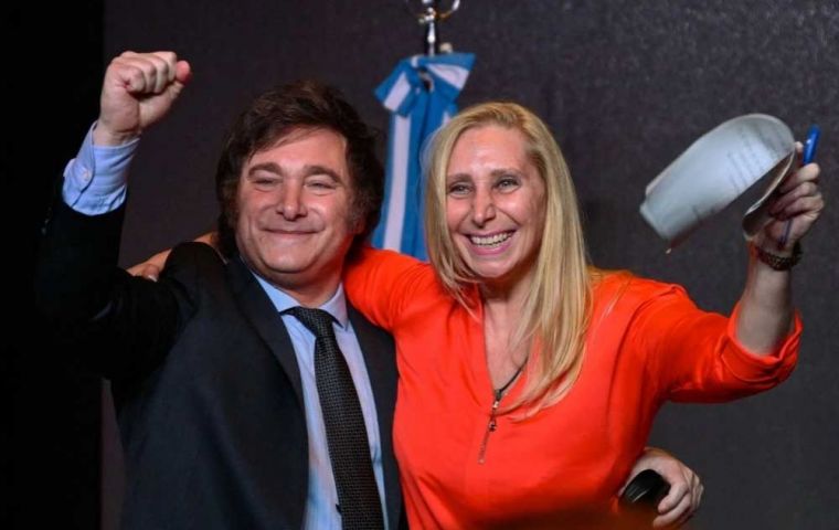 El presidente Javier Milei y su influyente hermana Karina.