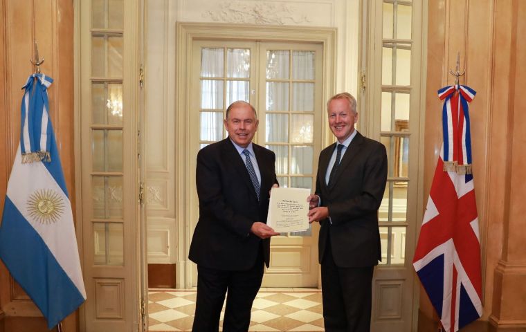 El embajador Cairns presenta cartas credenciales al canciller argentino Gerardo Werthein