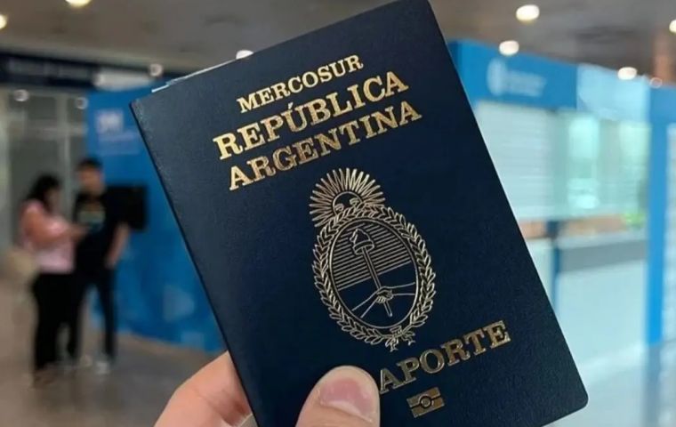 Los documentos siguen siendo válidos, pero se ofrecen reemplazos gratuitos para quienes los necesiten