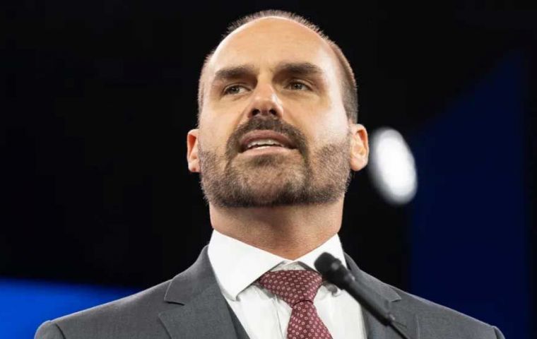 Eduardo Bolsonaro afirmó que la medida se tomó en represalia por las sanciones estadounidenses contra la esposa del juez De Moraes