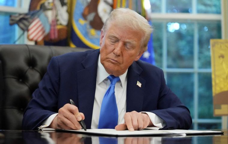 Antifa es una red de terroristas radicales de izquierda que buscan derrocar al gobierno, afirmó el gobierno de Trump