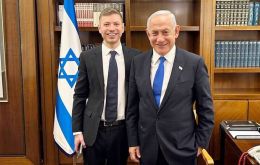 Nacido en 1991, Yair Netanyahu no ocupa ningún cargo oficial en el gobierno de su padre, pero es una figura mediática conocida por sus publicaciones provocadoras en redes sociales