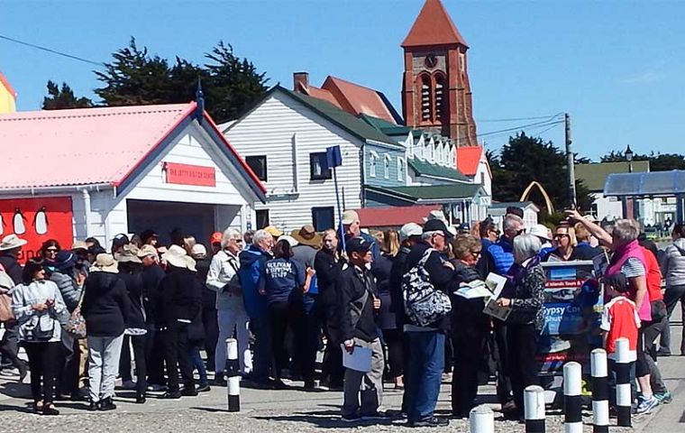 El Centro de Recepción de Visitantes en el Muelle de Stanley en un día de temporada estival 