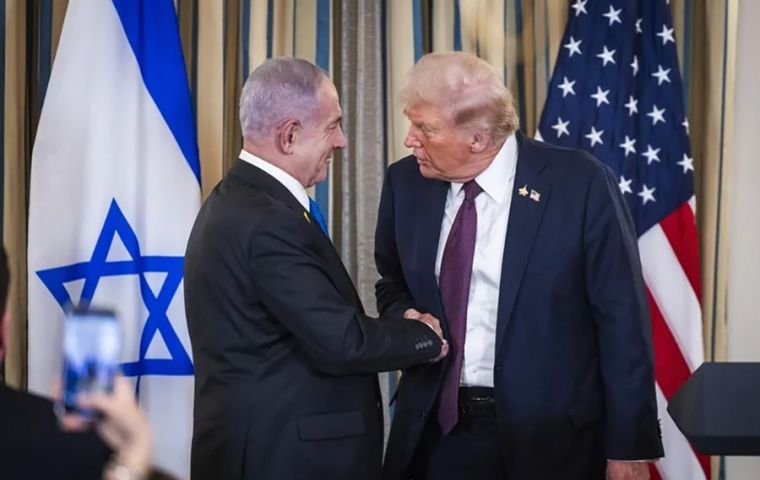 El plan contempla la liberación de todos los rehenes si Hamás acepta, y establece que Gaza será desmilitarizada, gobernada por un comité tecnocrático palestino bajo supervisión internacional