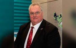 El legislador electo MLA Roger Spink, “Falklands está acostumbrado a las demandas de presidentes argentinos, no es nada nuevo, ni sorprende, ni genera pánico.” 