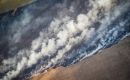 Un incendio forestal durante la sequía de 2023 es combatido por un avión fumigador en Rocha, al este de Uruguay. Foto: Sebastián Astorga Rostani.