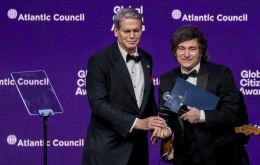 Bajo fuertes críticas por el deterioro de sus políticas económicas, Milei comparó a Bessent con el futbolista Lionel Messi