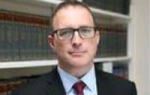 El Procurador General de las Falklands, Simon Young