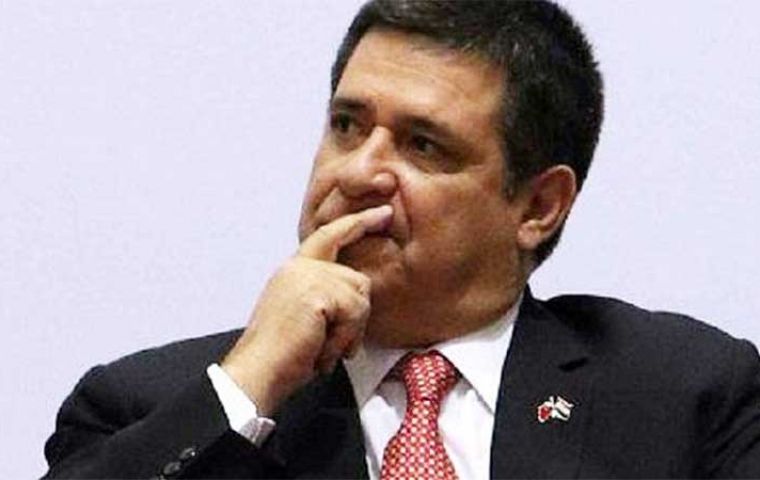 ¡Viva el gran Partido Colorado!, escribió Cartes