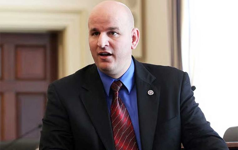 Judd es conocido por su dominio del español