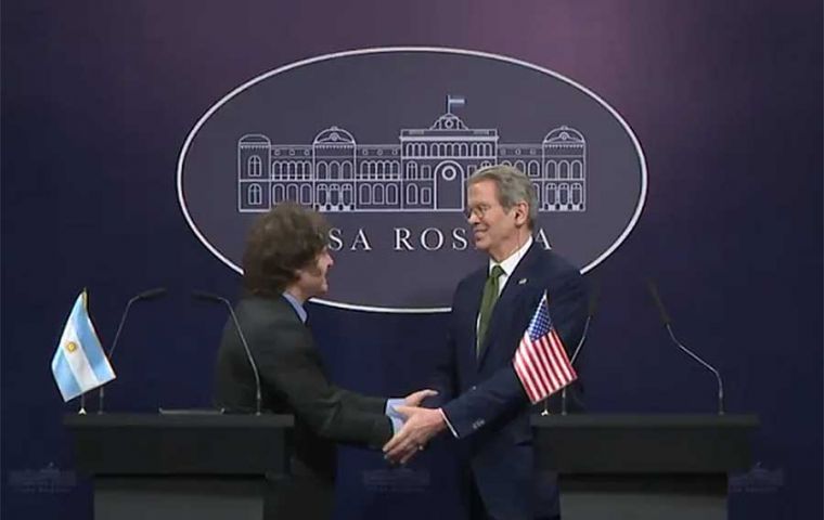 Bessent le dio un salvavidas a Milei para sus dos años restantes en el cargo