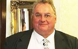 El legislador MLA Spink explicó algunas diferencias en cuanto al número efectivo de funcionarios públicos, vacantes y el monto que se desembolsa en el rubro Personal del FIG