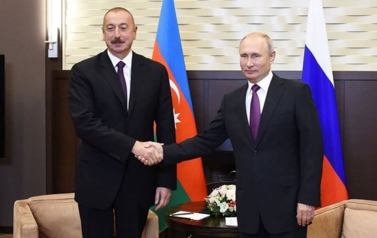 Putin (der.) hizo el anuncio durante una reunión con Aliyev en Tayikistán