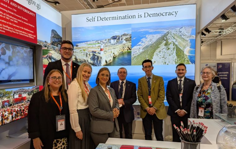 La Foreign Secretary MP Yvette Cooper con Richard Hyslop representante de FIGO y el legislador MLA Birmingham