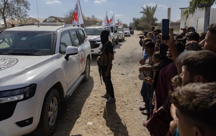 A algunos rehenes se les permitió hacer videollamadas con sus familias antes de ser liberados