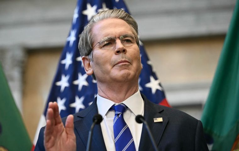 El cambio de tendencia en el mercado se produjo por la tarde, cuando Bessent anunció que volvería a vender dólares