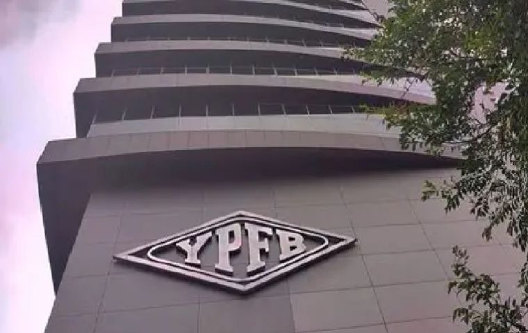 Las gasolineras deben priorizar a YPFB, pero podrán buscar otras opciones si esta no cumple con el suministro