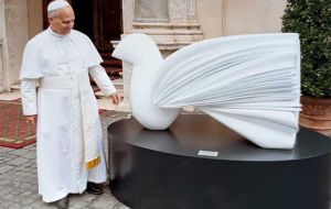 “Paloma de la Paz”, del artista uruguayo Pablo Atchugarry.