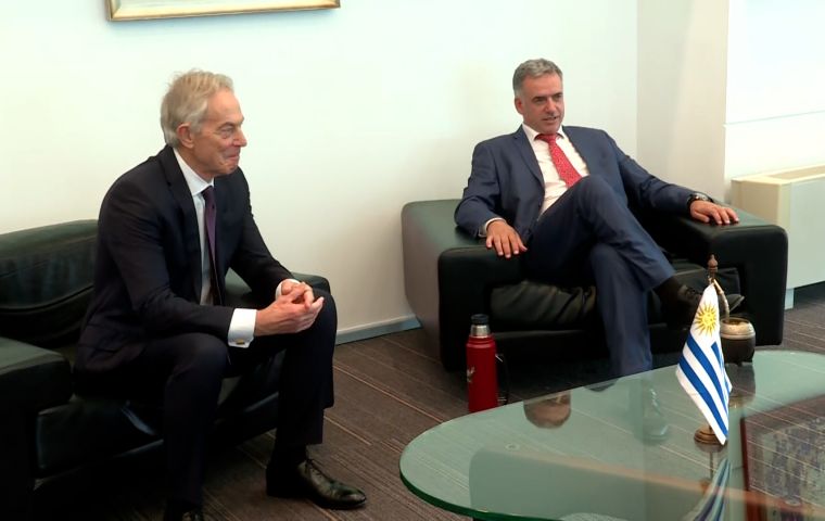 El ex primer ministro británico fue recibido por el presidente uruguayo en Torre Ejecutiva para fortalecer la cooperación entre el gobierno y el Tony Blair Institute for Global Change.